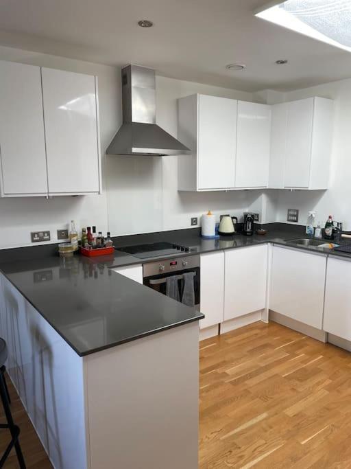 شقة Lovely 2-Bed Flat With Well Equipped Kitchen إيلينغ المظهر الخارجي الصورة