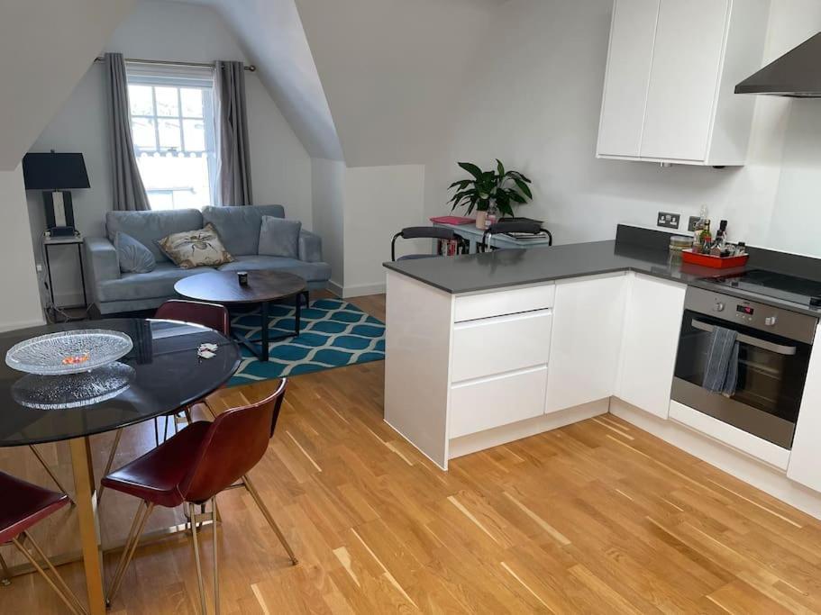 شقة Lovely 2-Bed Flat With Well Equipped Kitchen إيلينغ المظهر الخارجي الصورة