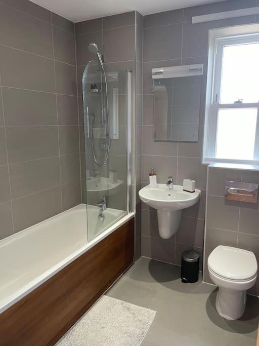 شقة Lovely 2-Bed Flat With Well Equipped Kitchen إيلينغ المظهر الخارجي الصورة